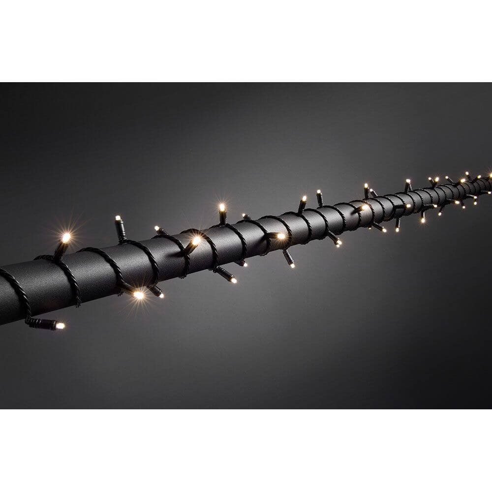 14m Micro LED Lichterkette mit Dimmer IP67 120 Warmweiße Dioden IP44 leuchtet auf dunklem Hintergrund.