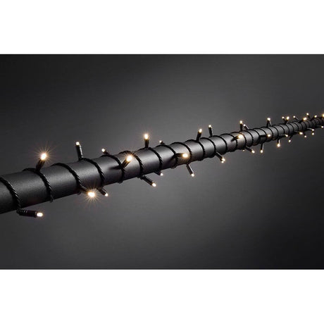 14m Micro LED Lichterkette mit Dimmer IP67 120 Warmweiße Dioden IP44 leuchtet auf dunklem Hintergrund.