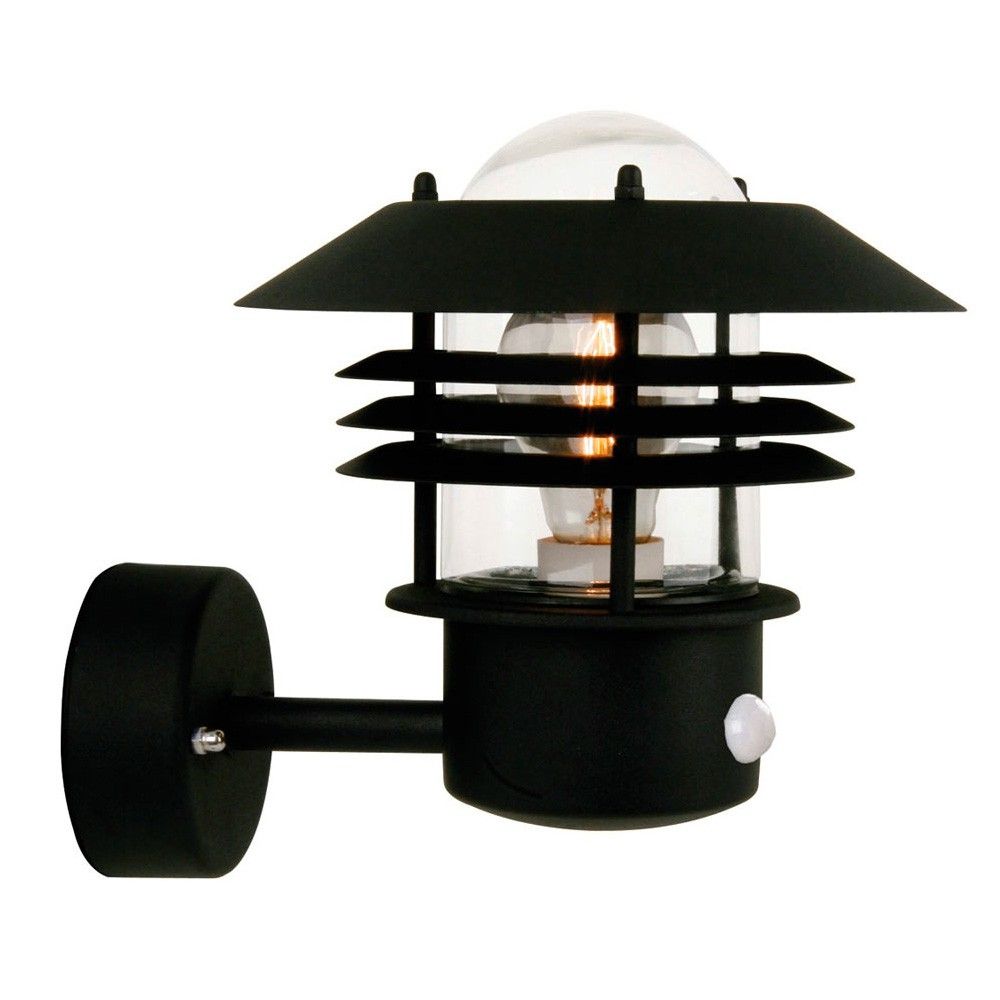 Schwarze Blokhus Außen-Wandleuchte mit Sensor, IP54 Spritzwasserschutz, klassisches Design für Außenbereich.