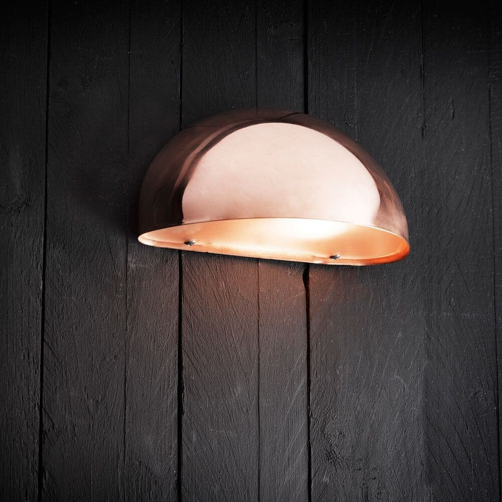 Scorpius Außen Wandleuchte Kupfer an schwarzer Wand montiert, elegant und langlebig.