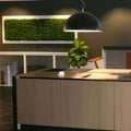 s.luce Blister Pendelleuchte in Schwarz und Silber über moderner Holz-Theke mit grüner Pflanzen-Deko.