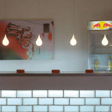 Candeeiro suspenso Drop-2XS LED Liquid-Light Branco como luminária pendente elegante por cima de um balcão.
