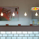Drop-2XS LED Hängelampe Liquid-Light Weiß als stylische Pendelleuchte über einer Bar.