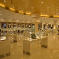 Elegantes Schmuckgeschäft mit gläsernen Vitrinen und modernem Interieur, ideal für den Verkauf von Uhren und Schmuck.