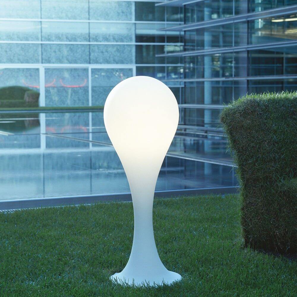 Drop-4L Outdoor Stehleuchte 100cm IP44 Liquid-Light Weiß auf Rasen im Außengebiet.
