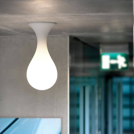 Drop-1S taklampa 40 cm Liquid-Light vit i ett modernt rum, mjukt ljus strålar ut från taklampan.
