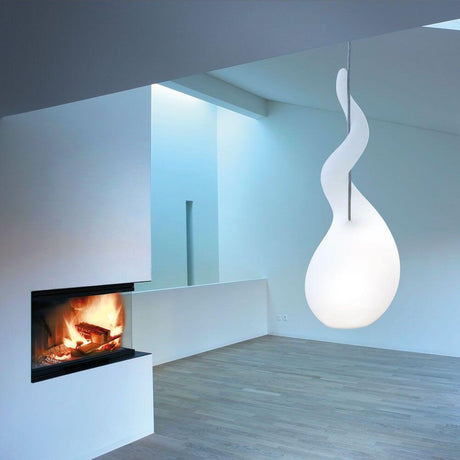 Lampada a sospensione Alien M 65 cm Liquid-Light bianca in un soggiorno moderno con camino.