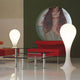 Drop-4L Stehleuchte 100cm Liquid-Light Weiß im modernen Wohnraum mit rotem Sofa und Glastisch