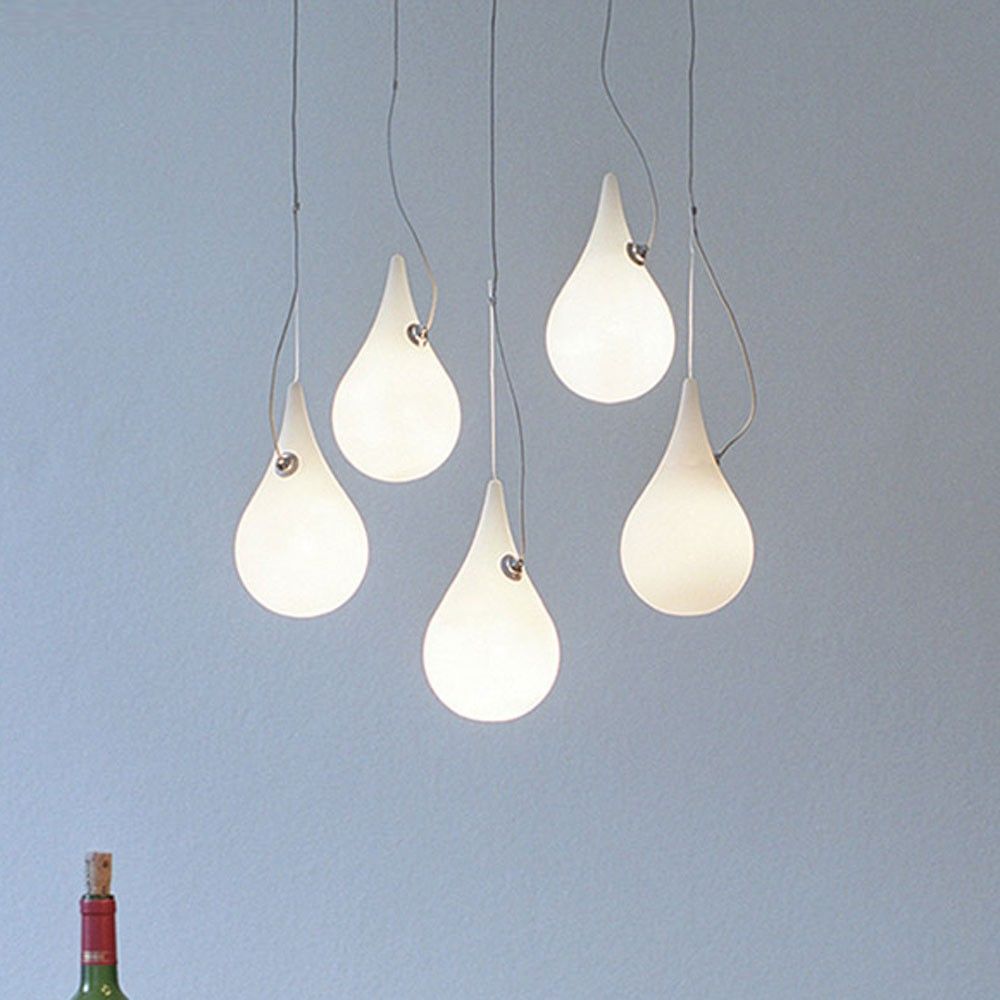 Drop-2XS LED Hängeleuchte in Weiß mit fünf schwebenden Wassertropfen-Design, ideal für modernes Wohnen.