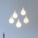Drop-2XS LED Hängeleuchte in Weiß mit fünf schwebenden Wassertropfen-Design, ideal für modernes Wohnen.