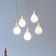Drop-2XS LED 5er-Hängeleuchte Liquid-Light Weiß mit tropfenförmigen Leuchtkörpern in einem eleganten Design.