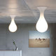 Drop-1S Deckenlampe 40cm Liquid-Light Weiß an Decke mit moderner Einrichtung.