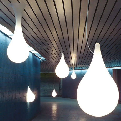 Drop-1L taklampa 100 cm Liquid-Light vit i modernt rum med flytande ljusformer