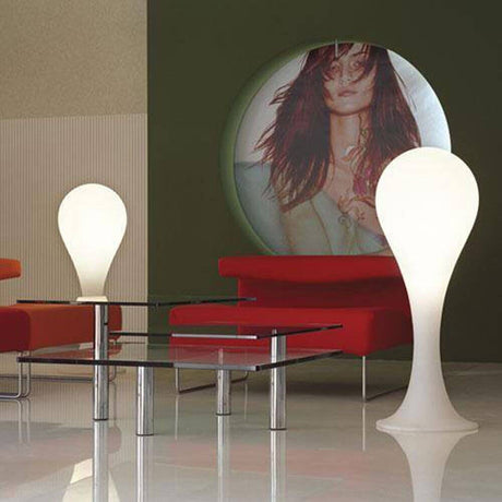 Drop-4L Outdoor floor lamp 100cm IP44 Liquid-Light White in a modern living environment with comfortable furniture.