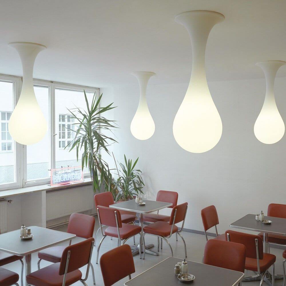 Drop-1L Deckenleuchte 100cm Liquid-Light Weiß in einem modernen Café mit stilvollem Detail.