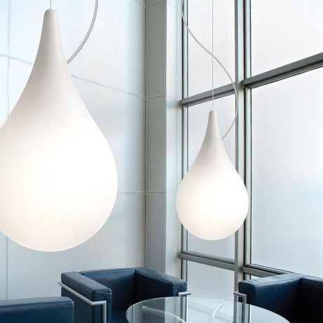 Drop-2L pendelarmatuur Ø 36 cm Liquid-Light wit in modern ruimteontwerp met warm licht.