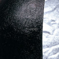 Detailansicht der s.luce Blister Pendelleuchte in Schwarz und Silber, zeigt die strukturierte Oberfläche.