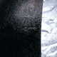 Detailansicht der s.luce Blister Pendelleuchte in Schwarz und Silber, zeigt die strukturierte Oberfläche.