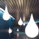 Drop-2XS LED Hängelampe Liquid-Light Weiß in einem modernen Raum mit eleganten Tropfenformen.