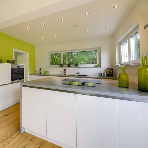 Moderne Küche mit s.luce GU10 Einbaustrahler, elegantes Design und gezielte Ausleuchtung.
