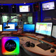 Steuerungssystem iLight im Radiostudio von Antenne Bayern mit Monitoren und Mikrofon.